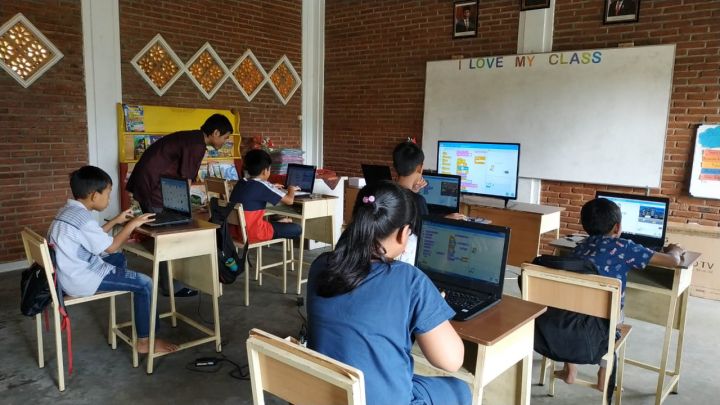 Tim diggit sedang mengajarkan cara membuat game untuk Anak anak