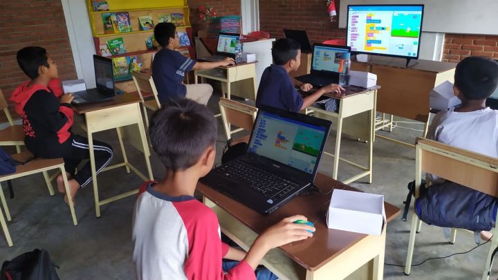 Anak Anak Sedang Menyika Materi
