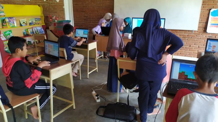 Introduction To Coding di SD Adzkia Banjarnegara